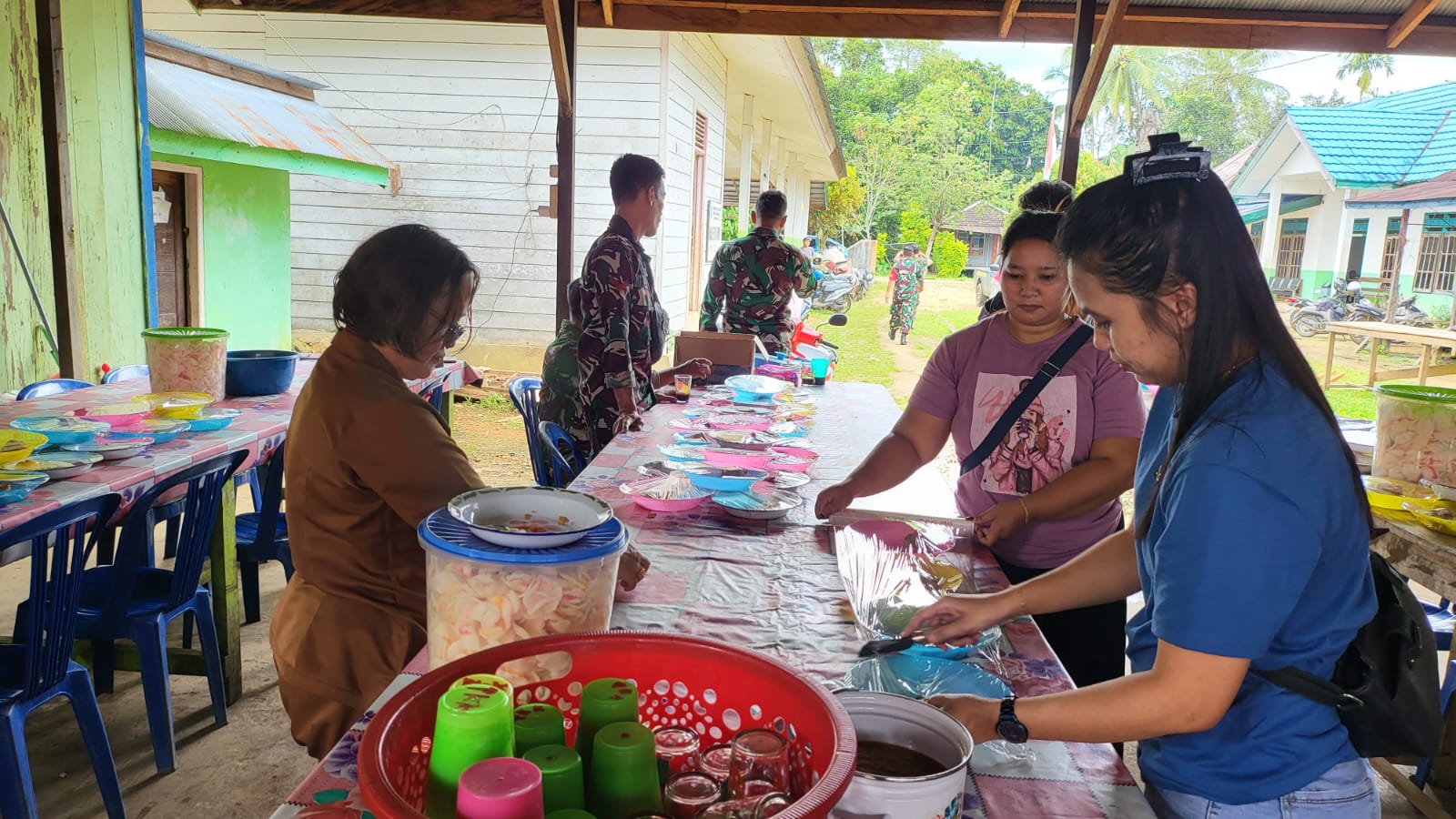 Dukung Program TMMD, Warga Linggang Amer Siapkan Makan untuk Anggota Satgas TMMD Ke-127
