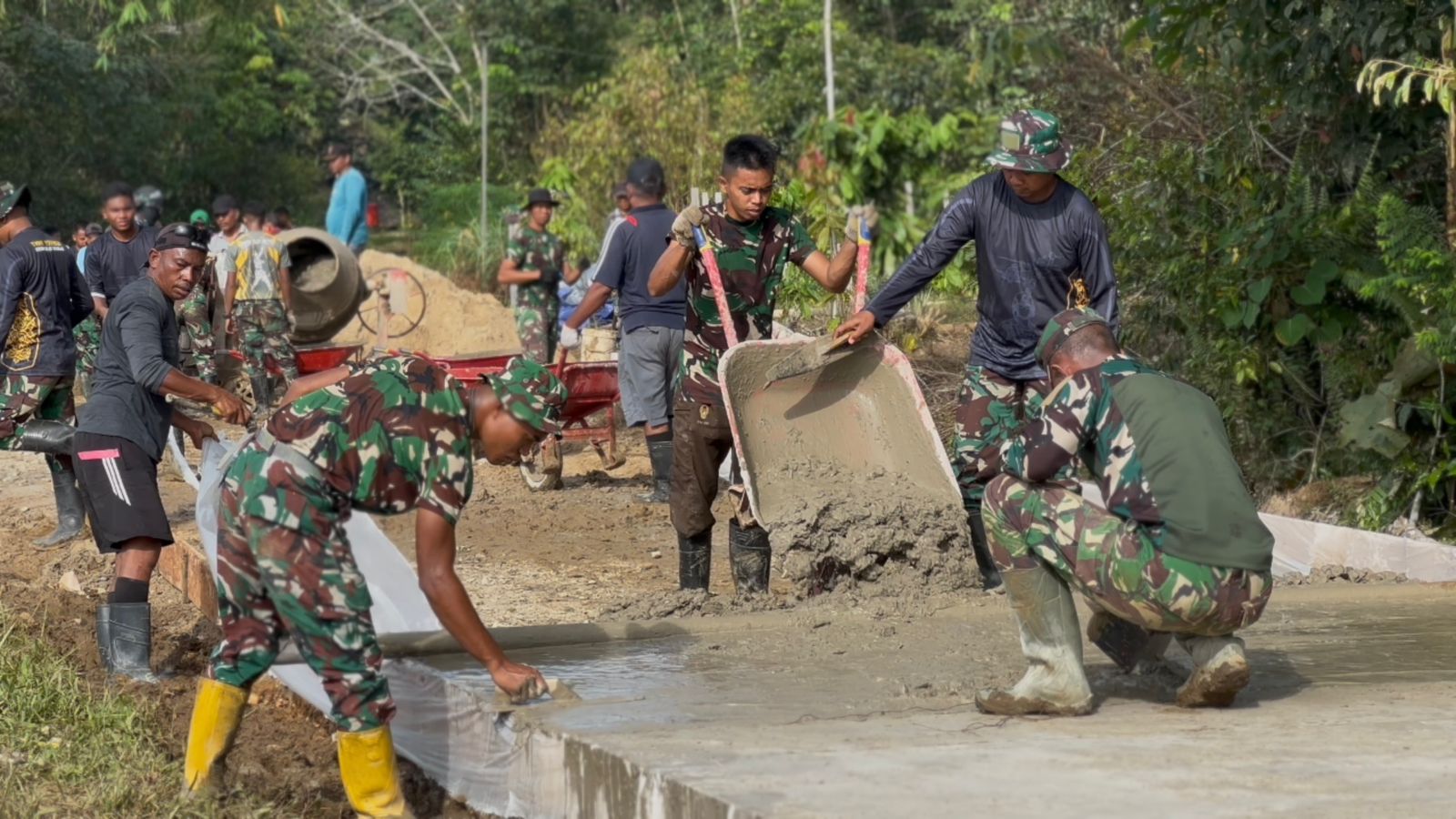 Dan SSK Kapten Inf Firdaus Turun Langsung Bantu Semenisasi Jalan di Kampung Linggang Amer Dan SSK Kapten Inf Firdaus Turun Langsung Bantu Semenisasi Jalan di Kampung Linggang Amer