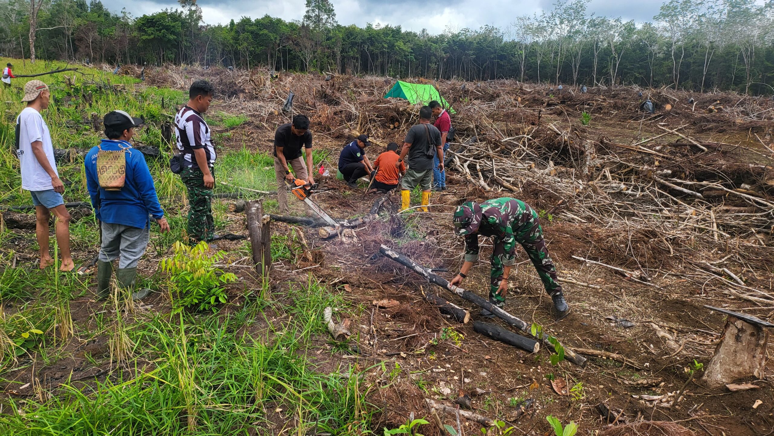 Anggota Satgas TMMD Wiltas Ke-127 Kodim 0912/Kubar Gotong Royong Bantu Warga Cari Kayu Bakar Untuk Syukuran Anggota Satgas TMMD Wiltas Ke-127 Kodim 0912/Kubar Gotong Royong Bantu Warga Cari Kayu Bakar Untuk Syukuran