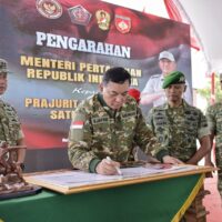 Wapang TNI Dampingi Menhan RI Tinjau Yonif TP 888, Perkuat Pertahanan Negara