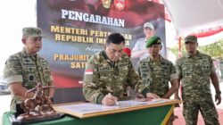 Wapang TNI Dampingi Menhan RI Tinjau Yonif TP 888, Perkuat Pertahanan Negara