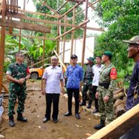 Dansatgas TMMD Wiltas Ke-127 Bersama Kabid Perkim Tinjau Progres RTLH di Linggang Amer