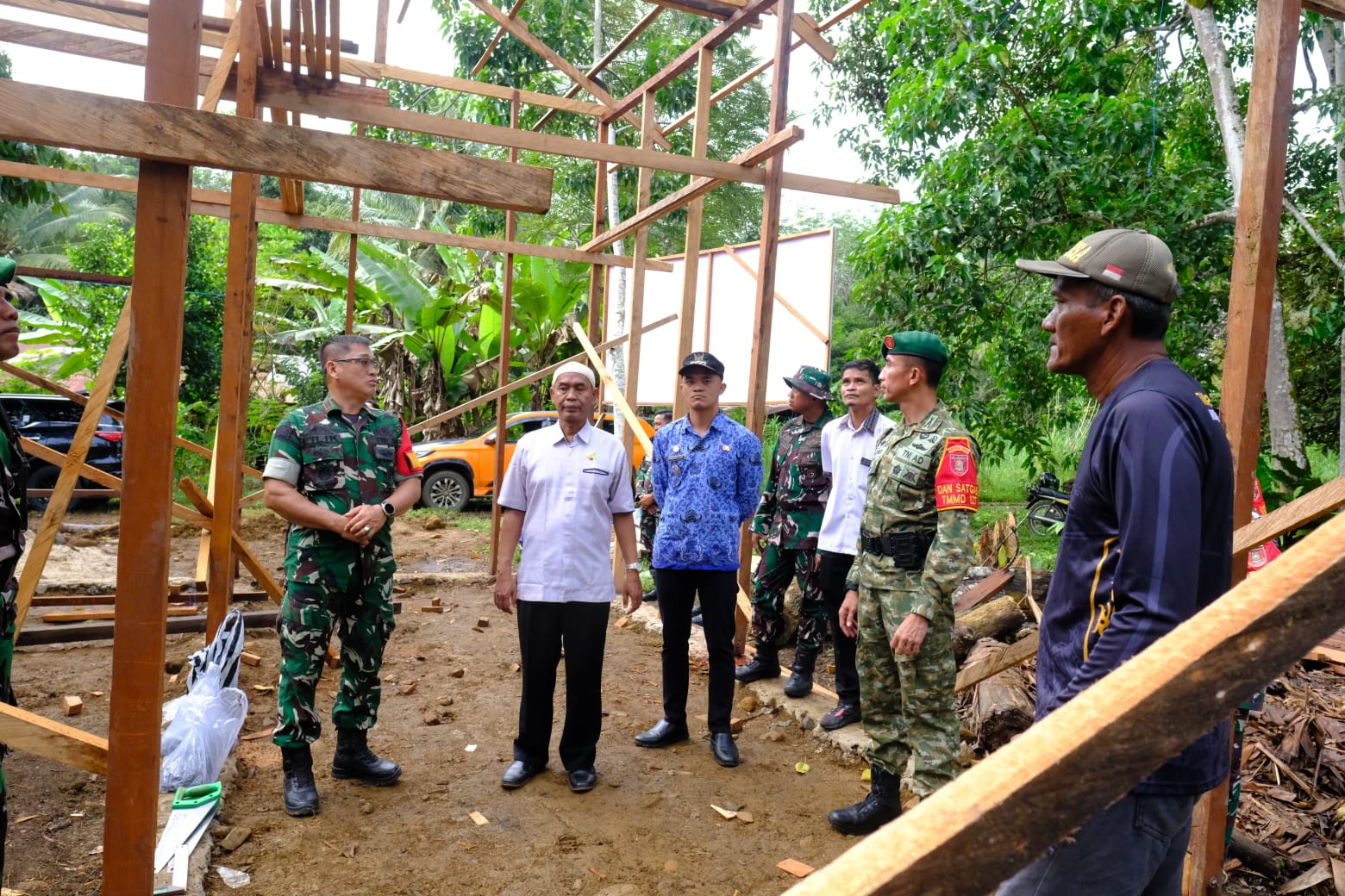 Dansatgas TMMD Wiltas Ke-127 Bersama Kabid Perkim Tinjau Progres RTLH di Linggang Amer Dansatgas TMMD Wiltas Ke-127 Bersama Kabid Perkim Tinjau Progres RTLH di Linggang Amer