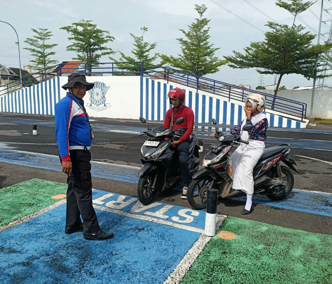 Polantas Menyapa Dorong Kesadaran Tertib Berlalu Lintas Polantas Menyapa Dorong Kesadaran Tertib Berlalu Lintas