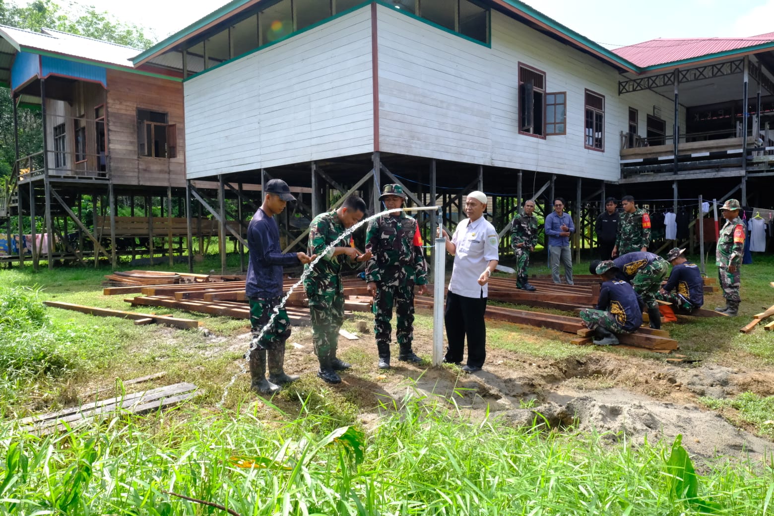 Pasiter Kodim 0912/Kubar Bersama Kabid Perkim Tinjau Sasaran Sumur Bor (TMAB) dan MCK di Kampung Tering Pasiter Kodim 0912/Kubar Bersama Kabid Perkim Tinjau Sasaran Sumur Bor (TMAB) dan MCK di Kampung Tering