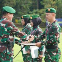 Upacara 17-an Februari 2026, Gubernur Akmil Bacakan Amanat Kasad dan Berikan Penghargaan Prajurit Berprestasi