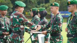 Upacara 17-an Februari 2026, Gubernur Akmil Bacakan Amanat Kasad dan Berikan Penghargaan Prajurit Berprestasi