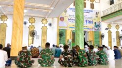 Meski Jauh dari Masjid, Satgas TMMD Wiltas Ke-127 Tetap Tunaikan Sholat Jumat