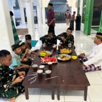 Hangatnya Kebersamaan, Anggota Satgas TMMD Buka Puasa Bersama Warga di Masjid Al Muhajirin