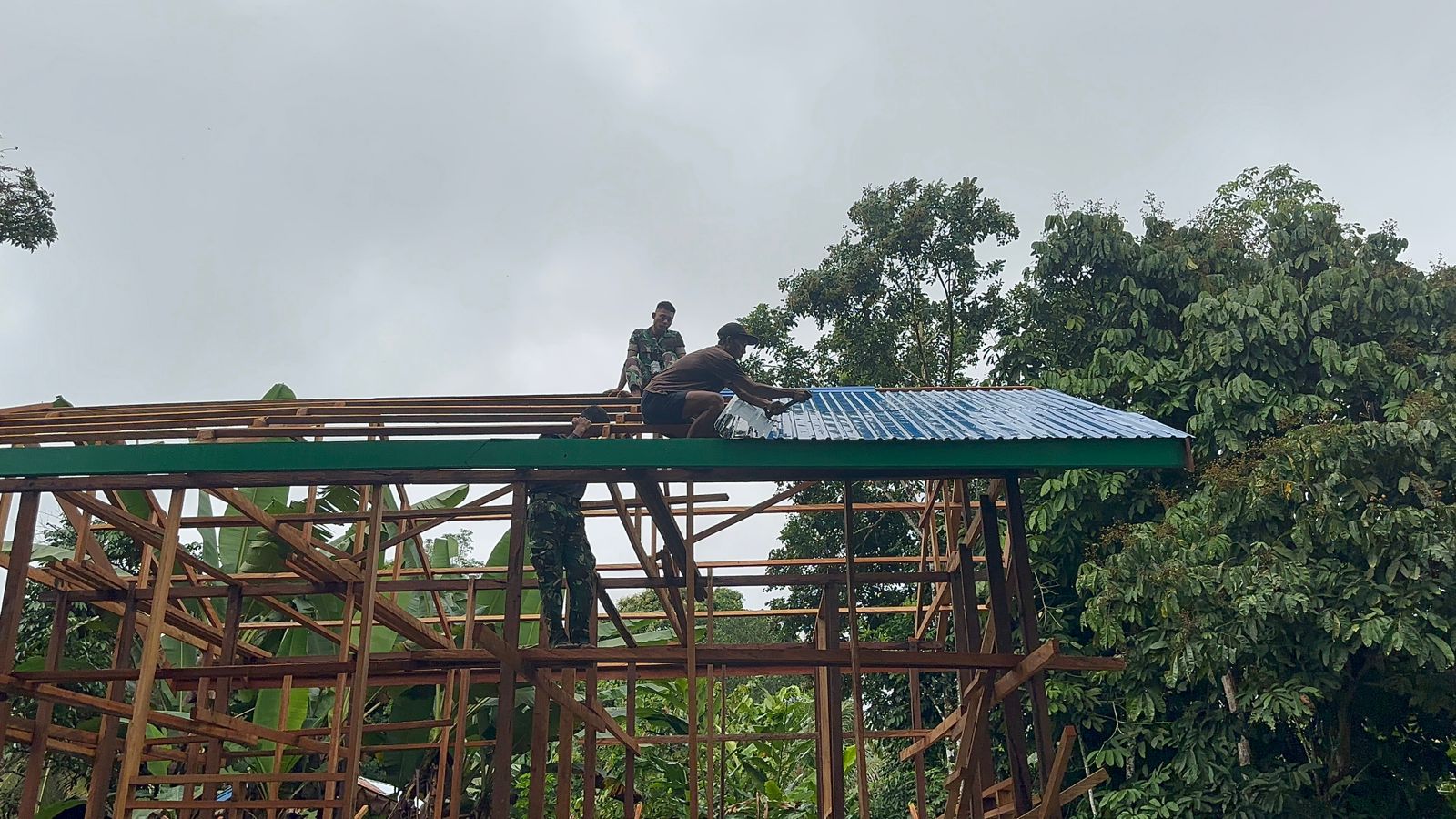 Progres Nyata TMMD Ke-127, Atap RTLH Mulai Terpasang