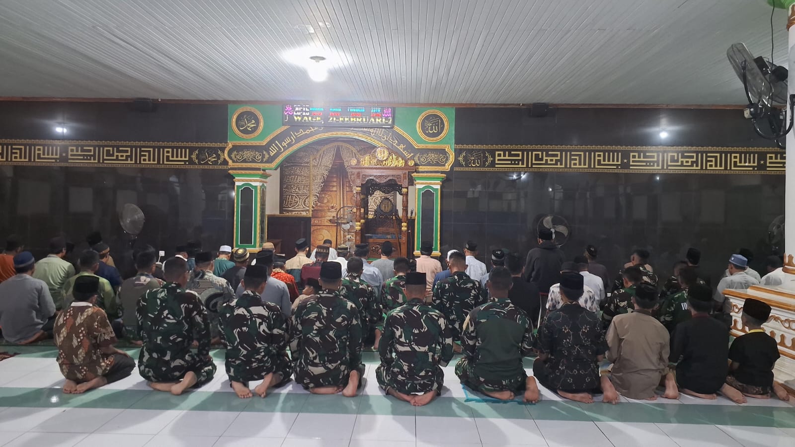 Walaupun Sibuk Bangun Desa, Anggota Satgas TMMD Tetap Prioritaskan Kewajiban Beribadah