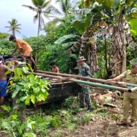 Personel TMMD Ke-127 Kodim 1514/Morotai Pasang Mesin Bor Air di Desa Falila