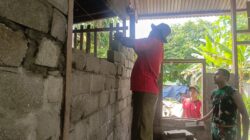 Personel Satgas TMMD Ke-127 Kodim 1514/Morotai Laksanakan Penyusunan Batu Bata RTLH di Desa Mandiri