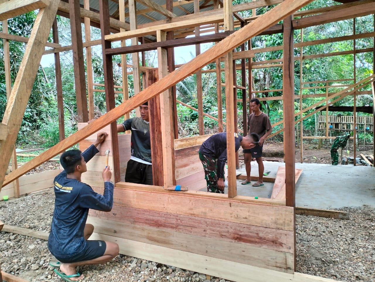 Penuh Ketelitian, Satgas TMMD Pasang Dinding RTLH