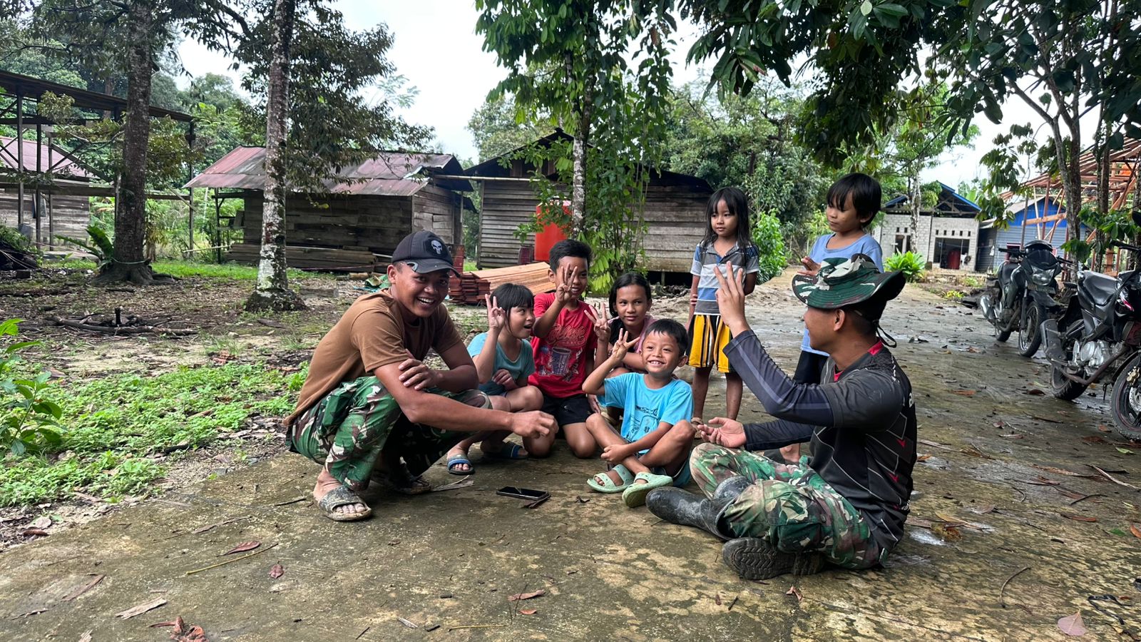 Keceriaan di Lokasi TMMD: Anggota Satgas Bermain Bersama Anak-Anak Linggang Amer