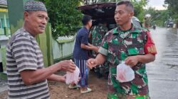 Ramadhan Penuh Keberkahan, Babinsa dan Persit Koramil Kedewan Bojonegoro Bagikan Takjil Gratis