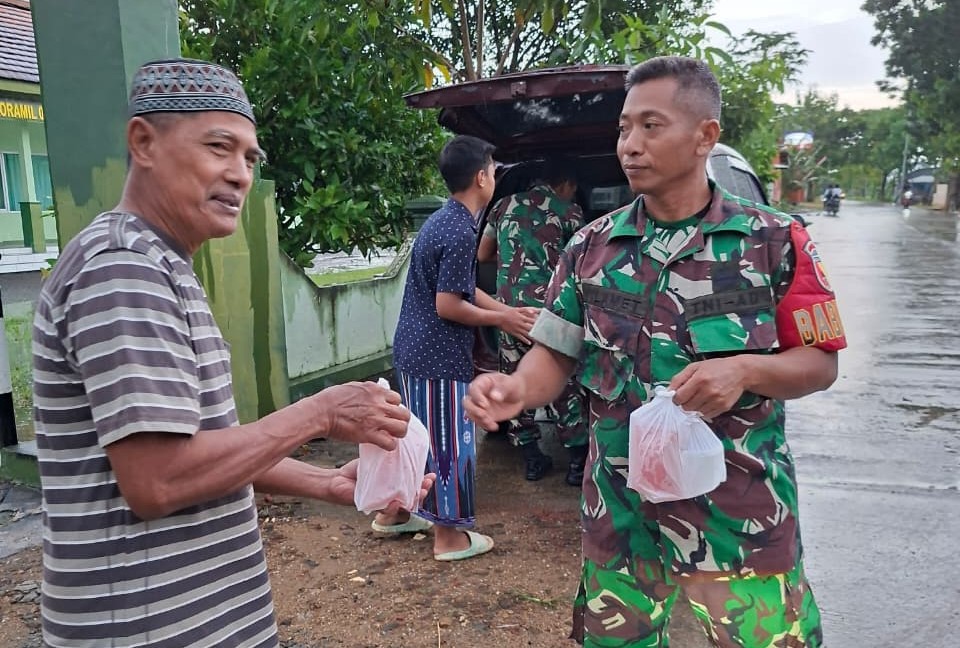 Ramadhan Penuh Keberkahan, Babinsa dan Persit Koramil Kedewan Bojonegoro Bagikan Takjil Gratis Ramadhan Penuh Keberkahan, Babinsa dan Persit Koramil Kedewan Bojonegoro Bagikan Takjil Gratis