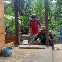 Bahu Membahu Bersama Satgas TMMD, Warga Bantu Percepatan Pembangunan RTLH di Kampung Linggang Amer