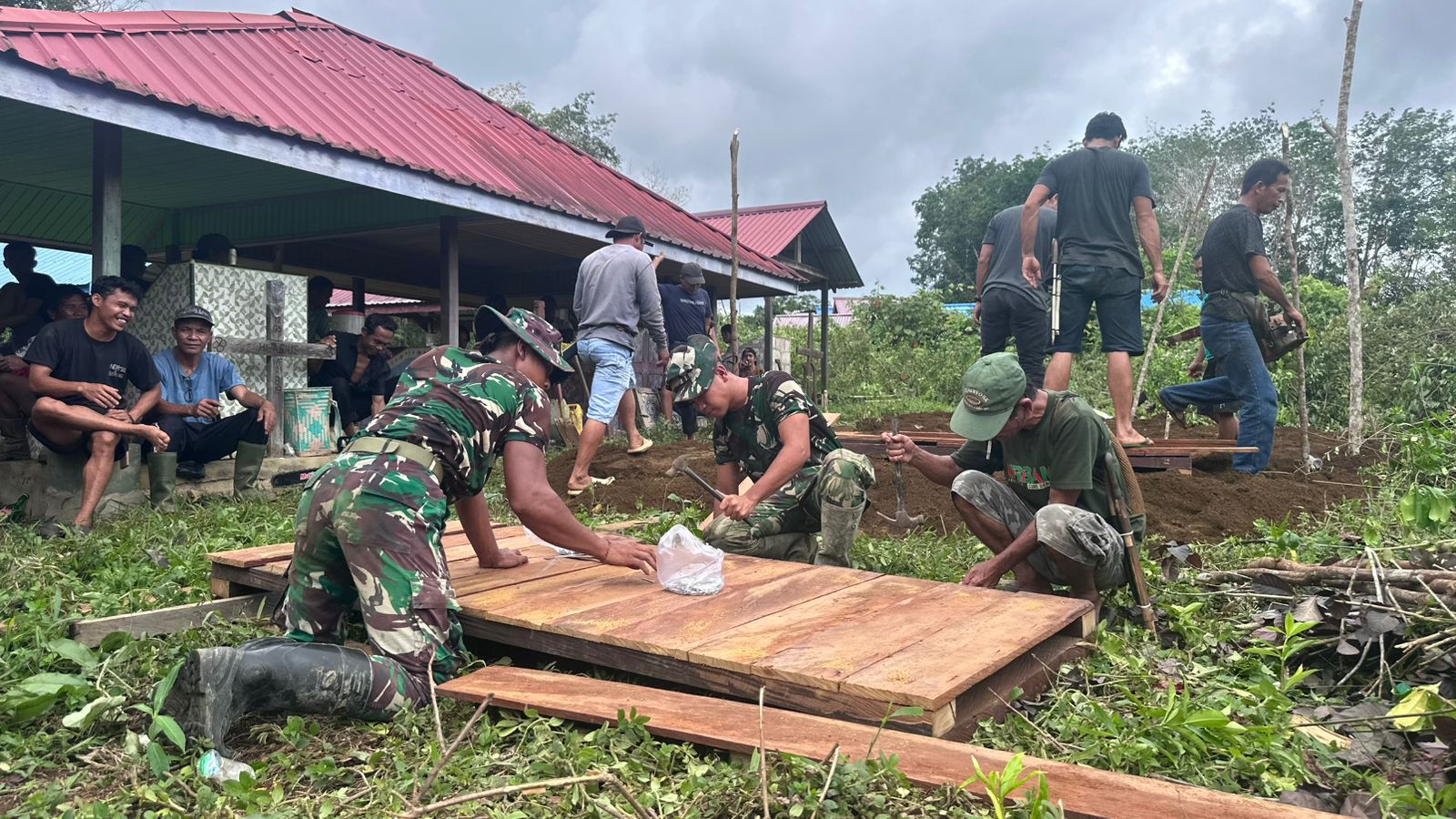 Satgas TMMD Tunjukkan Kepedulian, Bantu Prosesi Pemakaman Warga di Kampung Linggang Amer