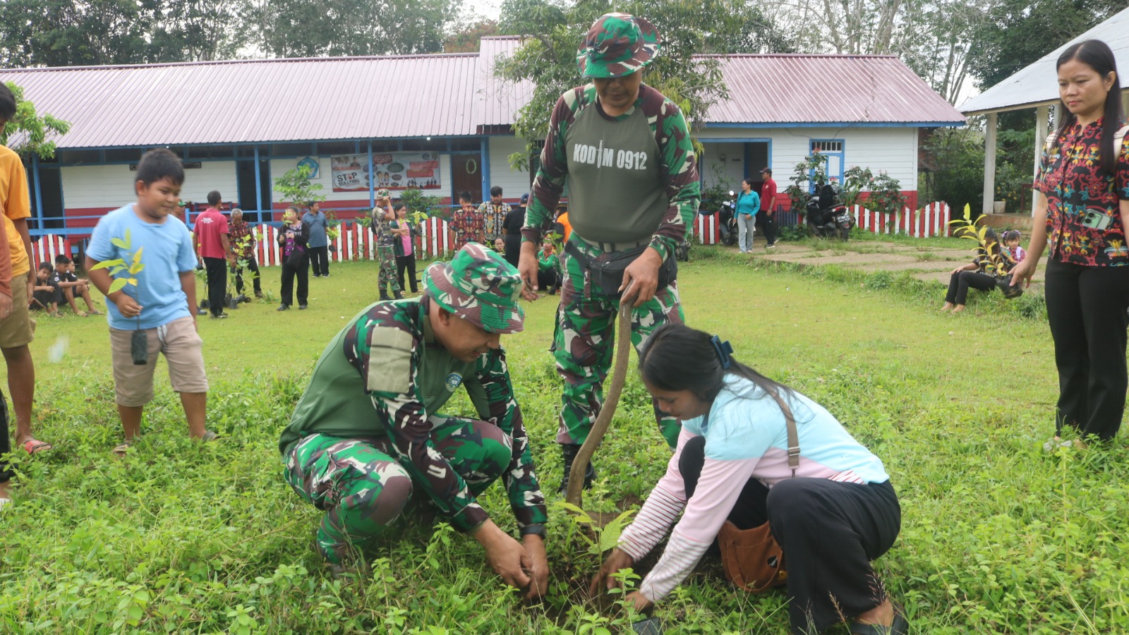 Tanamkan Cinta Lingkungan Sejak Dini, Satgas TMMD Ke-127 Bersama TK Linggang Bigung Laksanakan Penanaman Pohon Tanamkan Cinta Lingkungan Sejak Dini, Satgas TMMD Ke-127 Bersama TK Linggang Bigung Laksanakan Penanaman Pohon