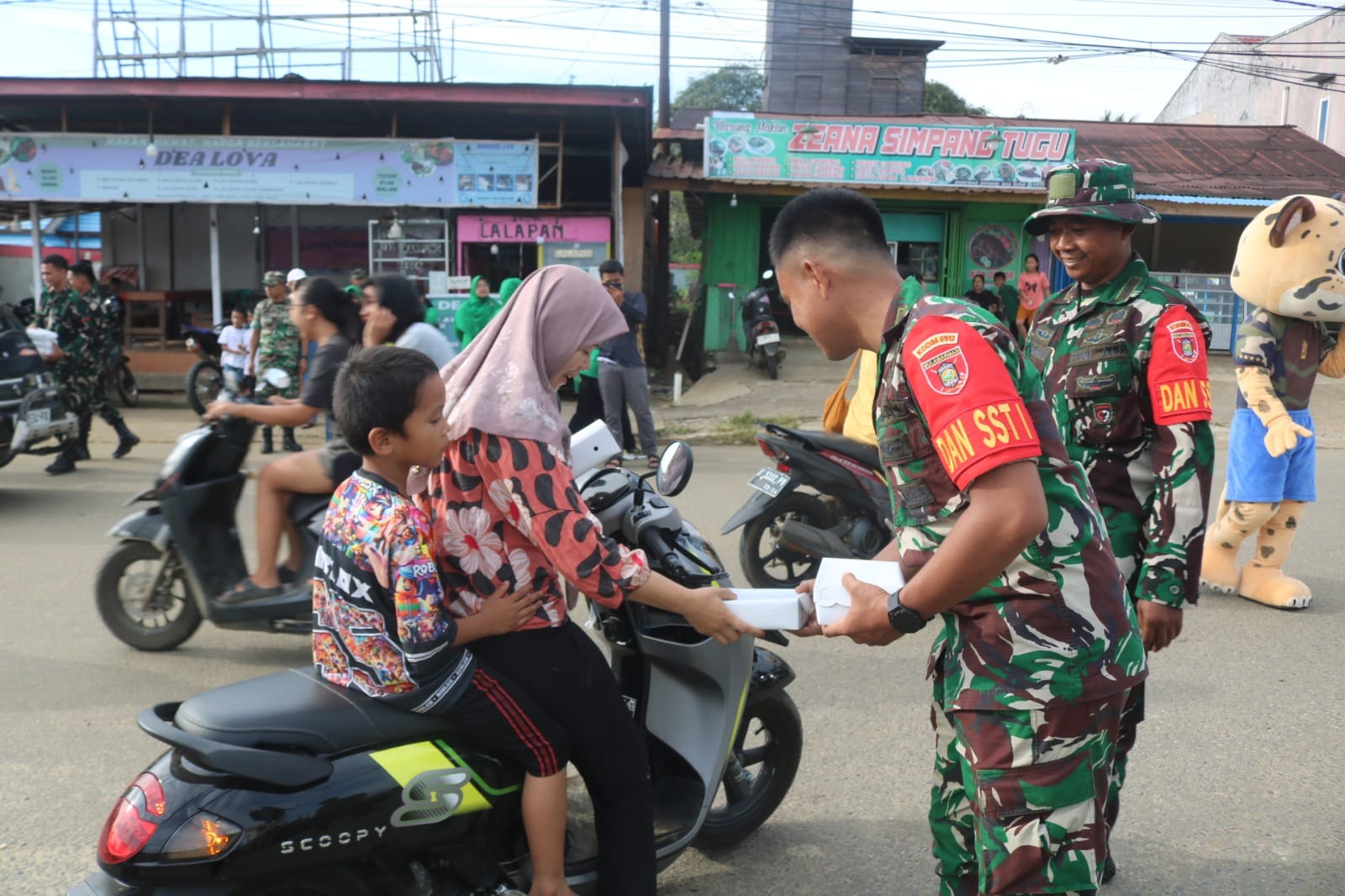 Ramadhan Penuh Berkah, SIMADA Turun Gunung Bersama Satgas TMMD dan Persit Berbagi Takjil di Linggang Bigung