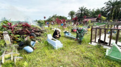 Tradisi Bulan Ramadhan 1447 H,Babinsa Koramil Sepaku Bersama Warga Bersihkan TPU