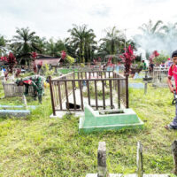 Tradisi Bulan Ramadhan 1447 H,Babinsa Koramil Sepaku Bersama Warga Bersihkan TPU