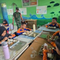 Bentuk Kepedulian, Babinsa Tanjung Tengah Laksanakan Pendampingan Pendistribusian MBG Di Sekolah