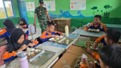 Bentuk Kepedulian, Babinsa Tanjung Tengah Laksanakan Pendampingan Pendistribusian MBG Di Sekolah