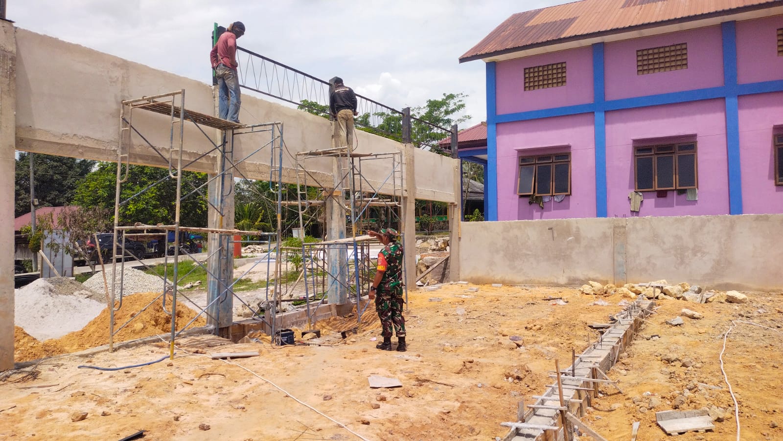 Kawal Pembangunan Desa, Babinsa Giripurwa Pastikan Proyek KDKMP Berjalan Lancar Kawal Pembangunan Desa, Babinsa Giripurwa Pastikan Proyek KDKMP Berjalan Lancar