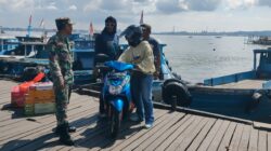 Kedekatan Babinsa Penajam Saat Komsos Dengan Warga Di Pelabuhan