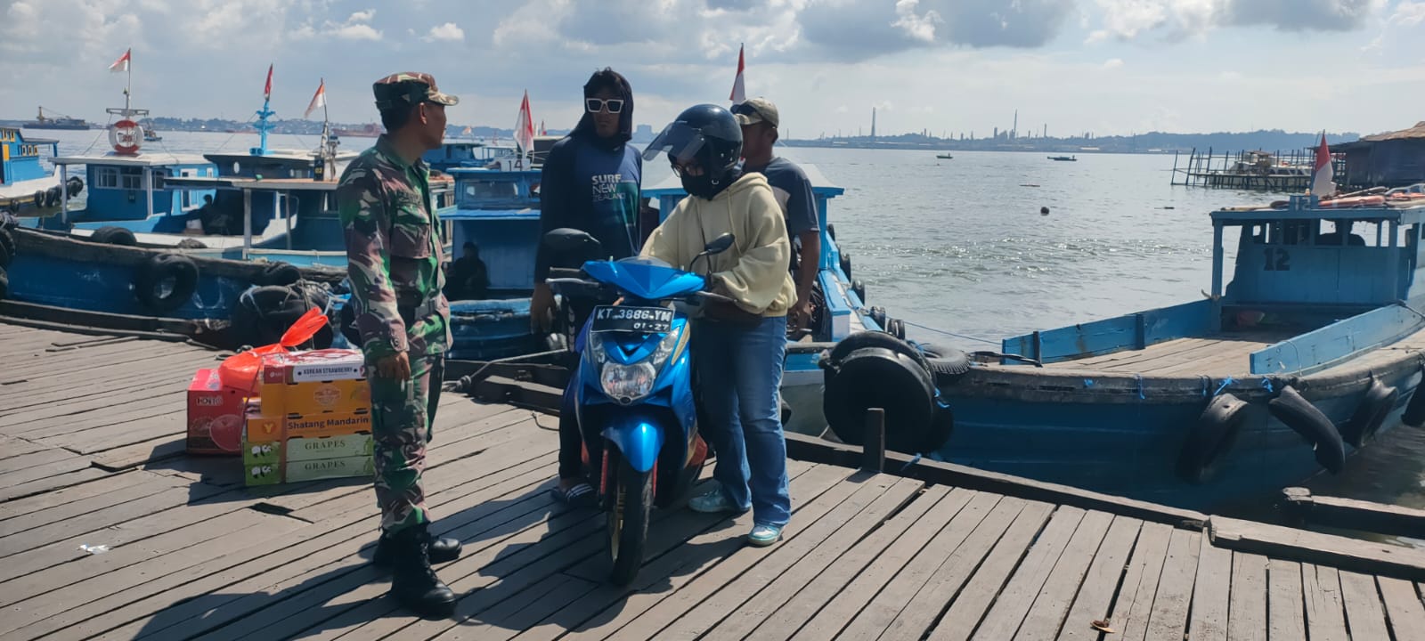 Kedekatan Babinsa Penajam Saat Komsos Dengan Warga Di Pelabuhan Kedekatan Babinsa Penajam Saat Komsos Dengan Warga Di Pelabuhan