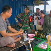 Kedekatan Babinsa Penajam Saat Komsos Dengan Warga Di Pelabuhan Kedekatan Babinsa Penajam Saat Komsos Dengan Warga Di Pelabuhan