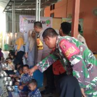 Sinergitas Babinsa Dan Bhabinkamtibmas Waru Kawal MBG Dari Proses Pengemasan Hingga Penyalur Ke Sekolah