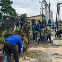 Ciptakan Lingkungan Yang Asri,Babinsa Labangka Bersama Warga Laksanakan Gotong Royong