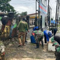Ciptakan Lingkungan Yang Asri,Babinsa Labangka Bersama Warga Laksanakan Gotong Royong