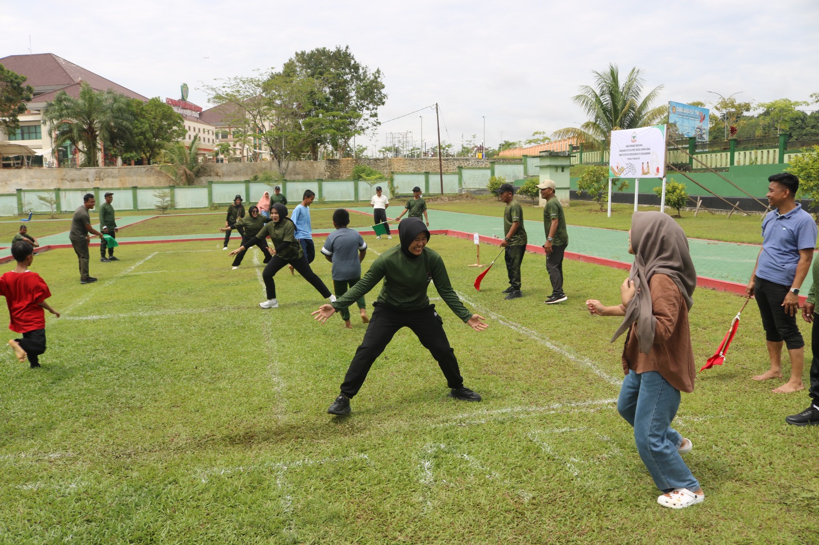 Mariahkan HUT Persit Ke-80, Persit KCK Cabang LXV Kodim 0913/PPU Adakan Lomba Permainan Tradisional