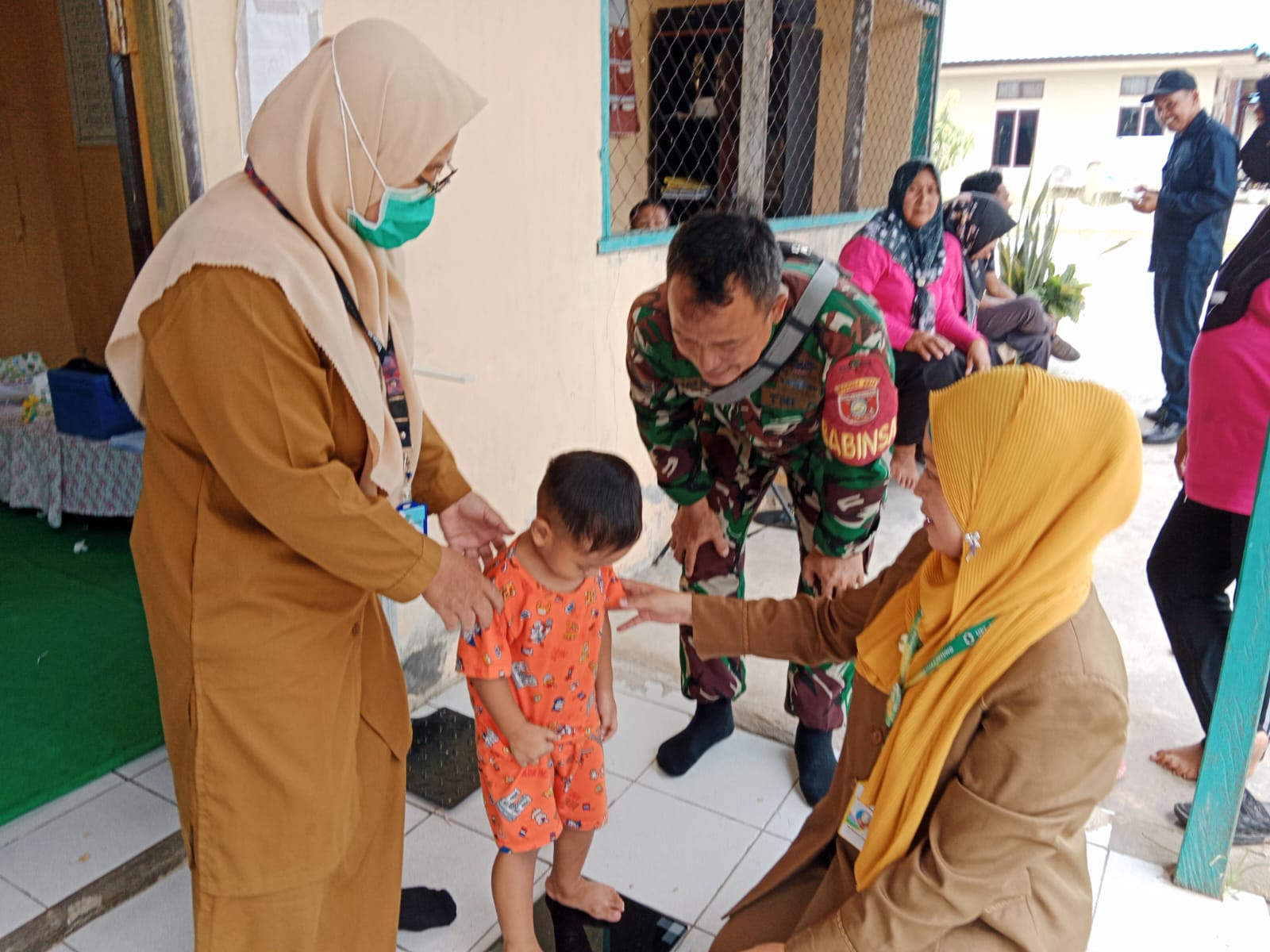 Wujud Kepedulian, Peran Babinsa Sidorejo Dampingi Posyandu di Desa Binaan