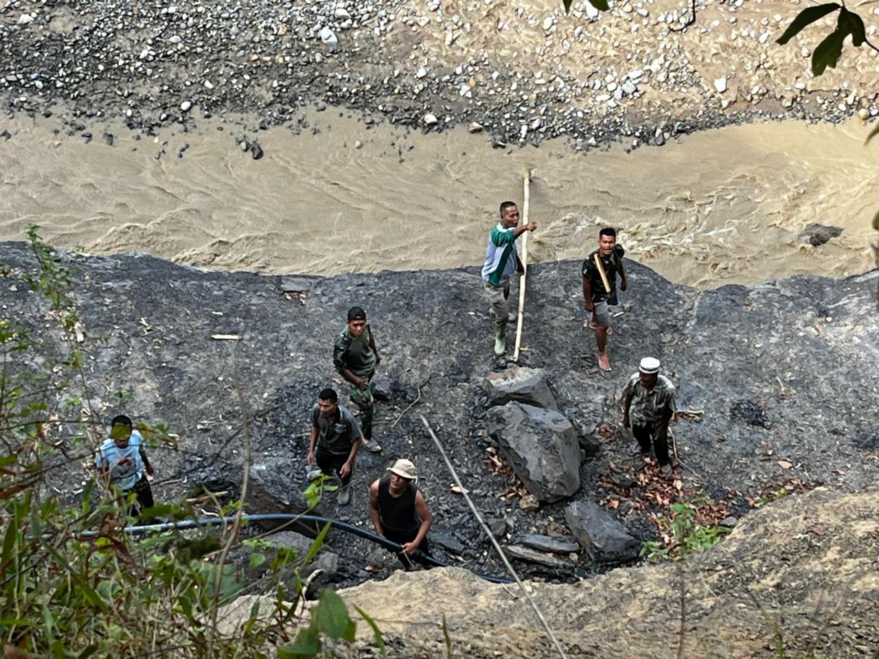 Satgas TNI AD Pimpin Gotong Royong, 550 Meter Pipa Air Bersih Terpasang di Desa Jamat