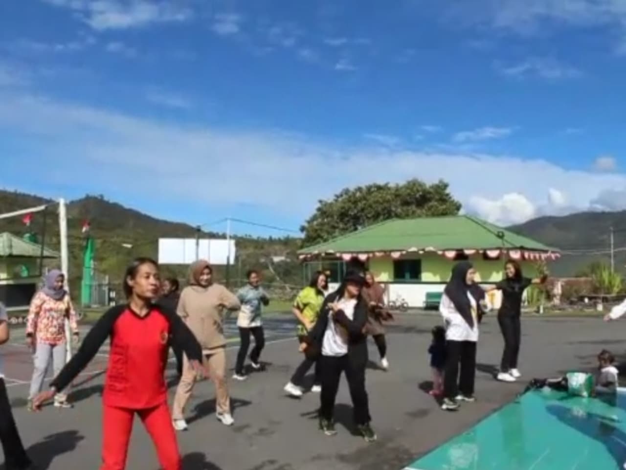 Senam Jum'at Sehat Bersama, Cara Ibu Persit Kodim 1714/Puncak Jaya Tampil Bugar Dan Sehat