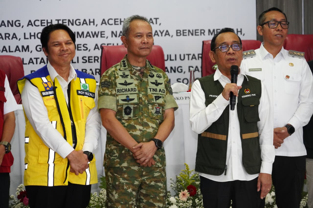 Wakil Ketua I Satgas PRR Letjen TNI Richard Tampubolon Dampingi Menko PMK Penyerahan Bantuan Stimultan Rumah Rusak Pascabencana di Sumatera