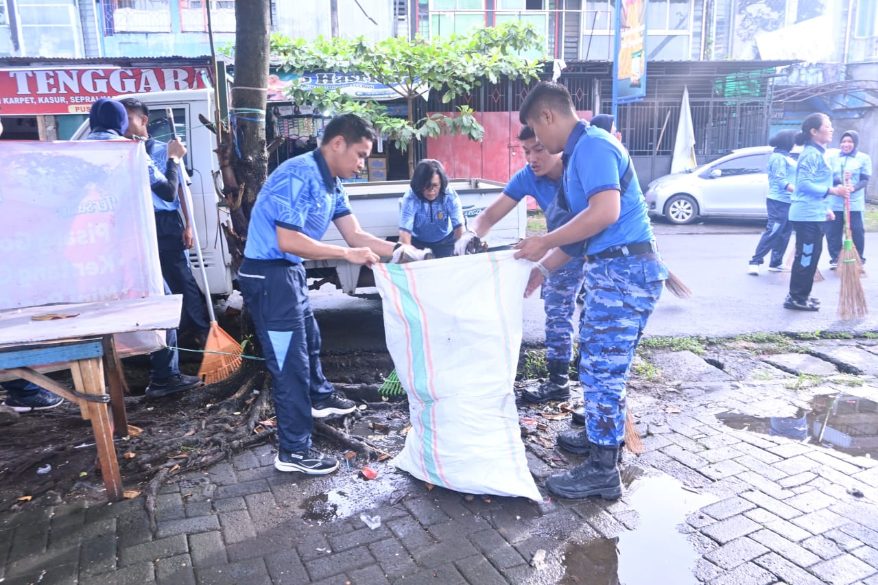 Gerakan Indonesia ASRI, Personel Lanud Sultan Hasanuddin Bersihkan Kawasan Terminal dan Pasar Daya Gerakan Indonesia ASRI, Personel Lanud Sultan Hasanuddin Bersihkan Kawasan Terminal dan Pasar Daya