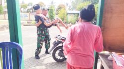 Bukti Peduli , Babinsa Giripurwa Bantu Lansia Ke Posyandu