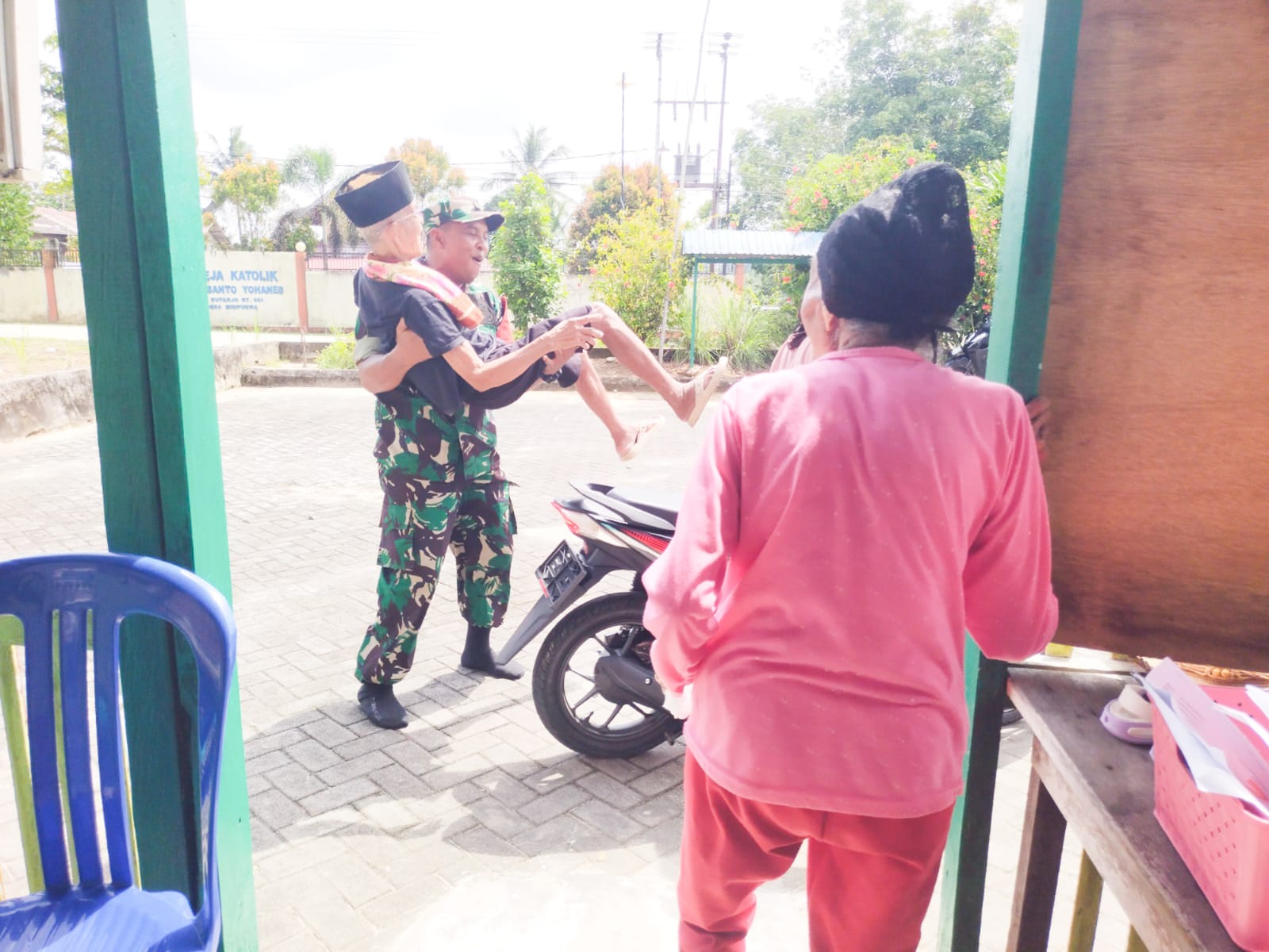 Bukti Peduli , Babinsa Giripurwa Bantu Lansia Ke Posyandu