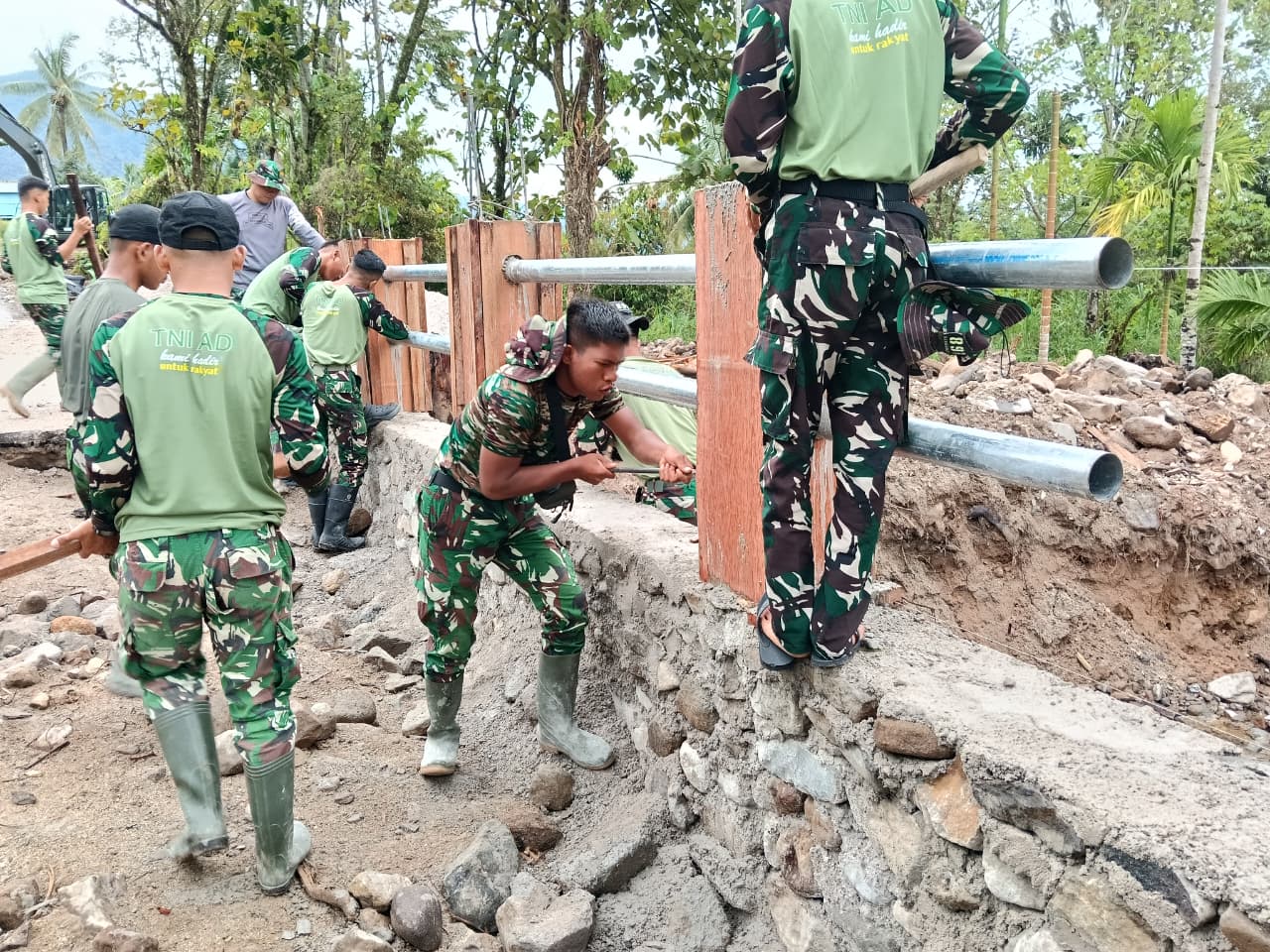 TNI AD Bangun Jembatan Aramco di Agam, Akses Warga Nagari Bayua Kembali Terbuka TNI AD Bangun Jembatan Aramco di Agam, Akses Warga Nagari Bayua Kembali Terbuka