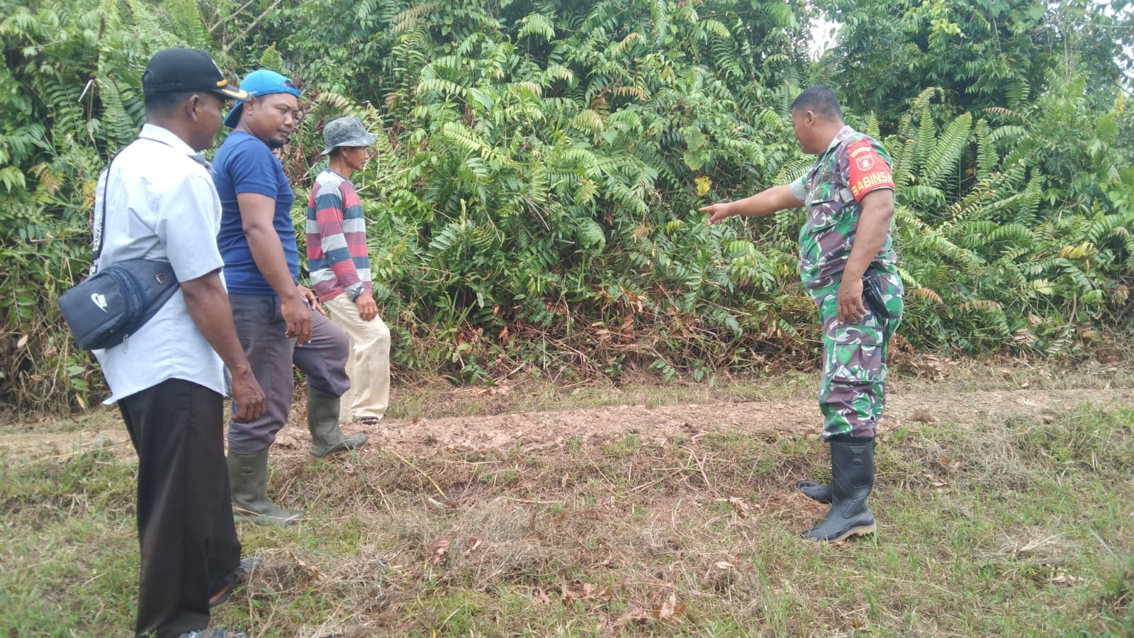 Perkuat Silahturrahmi Dengan Warga Binaa,Babinsa Waru Laksanakan Komsos