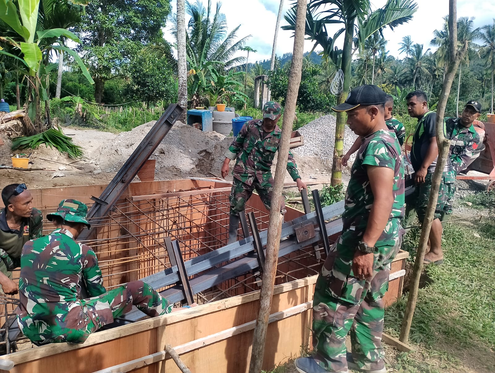 TNI AD Percepat Pembangunan Jembatan Gantung di Lima Puluh Kota, Akses Warga Segera Pulih TNI AD Percepat Pembangunan Jembatan Gantung di Lima Puluh Kota, Akses Warga Segera Pulih