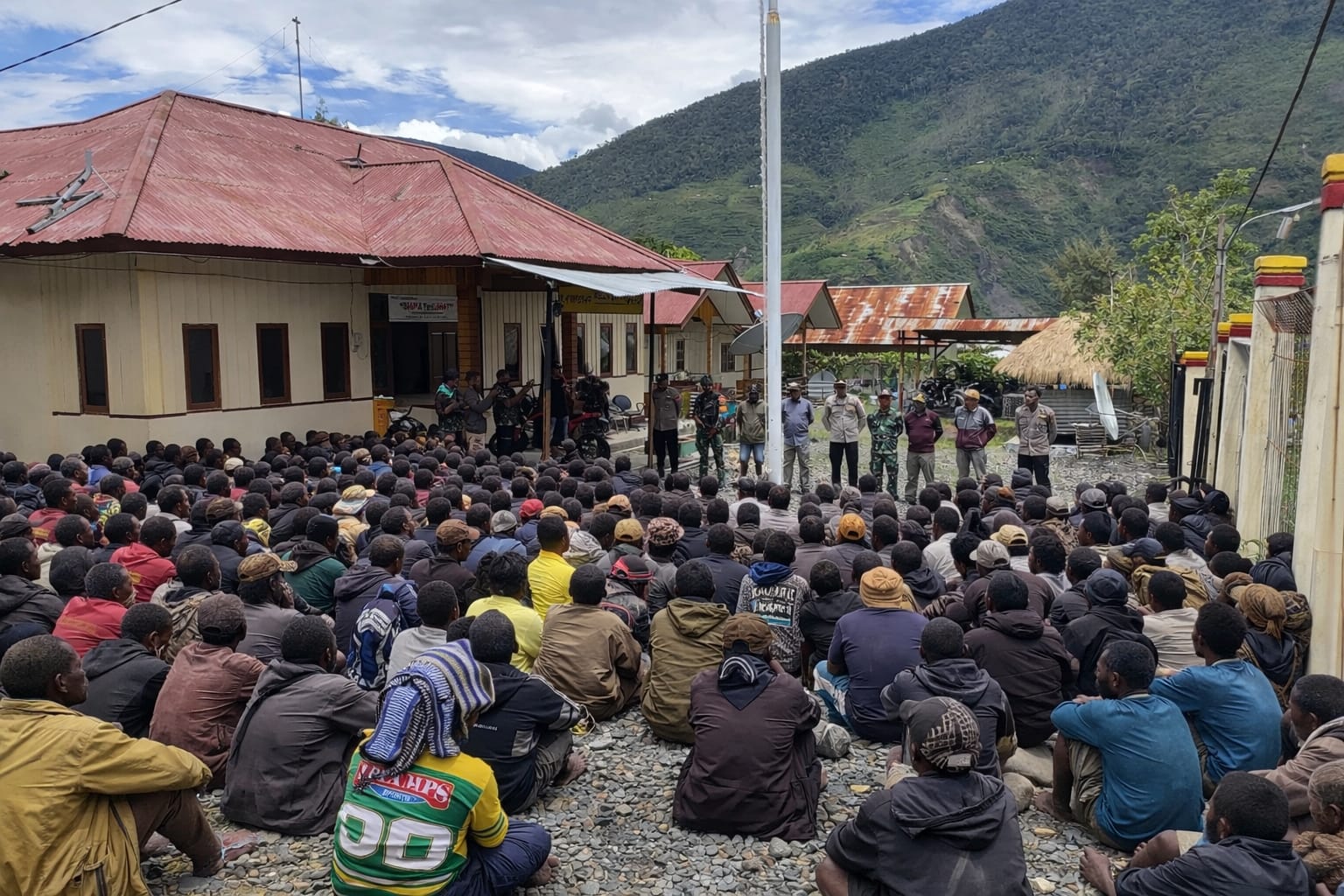Koramil 1714-01/Ilu Kawal Aksi Demo Damai Masyarakat Distrik Ilu (20 Kampung) di Kabupaten Puncak Jaya