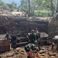 TNI AD Bangun Jembatan Gantung di Bonjol Pasaman, Percepat Pemulihan Akses Warga Pascabencana