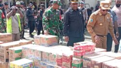 Dandim 1714/PJ Dampingi Bupati Puncak Serahkan Sembako Untuk Masyarakat Pengungsi di Kab. Puncak Jaya